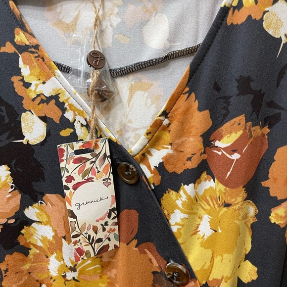 Gimmick Brand - Floral Top - Picture 2 of 5